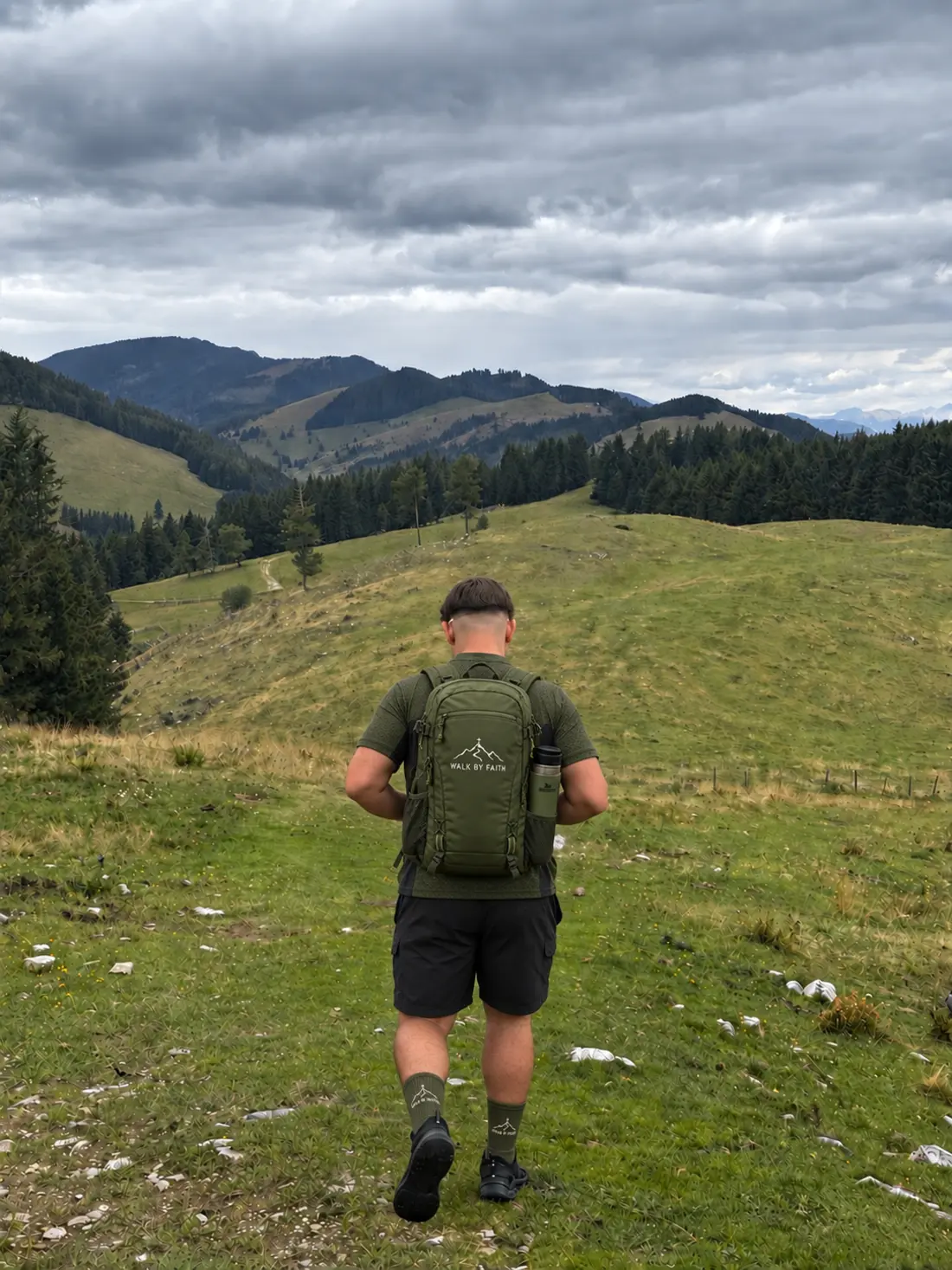 Einer der WALK BY FAITH Gründer beim Wandern, mit digital bearbeiteter Markenkleidung